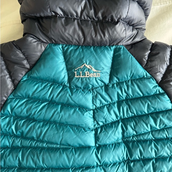 L.L. Bean Ultralight Down 850 Hooded Jacket in Teal/Navy, Packable, Size Small - Picture 10 of 12
